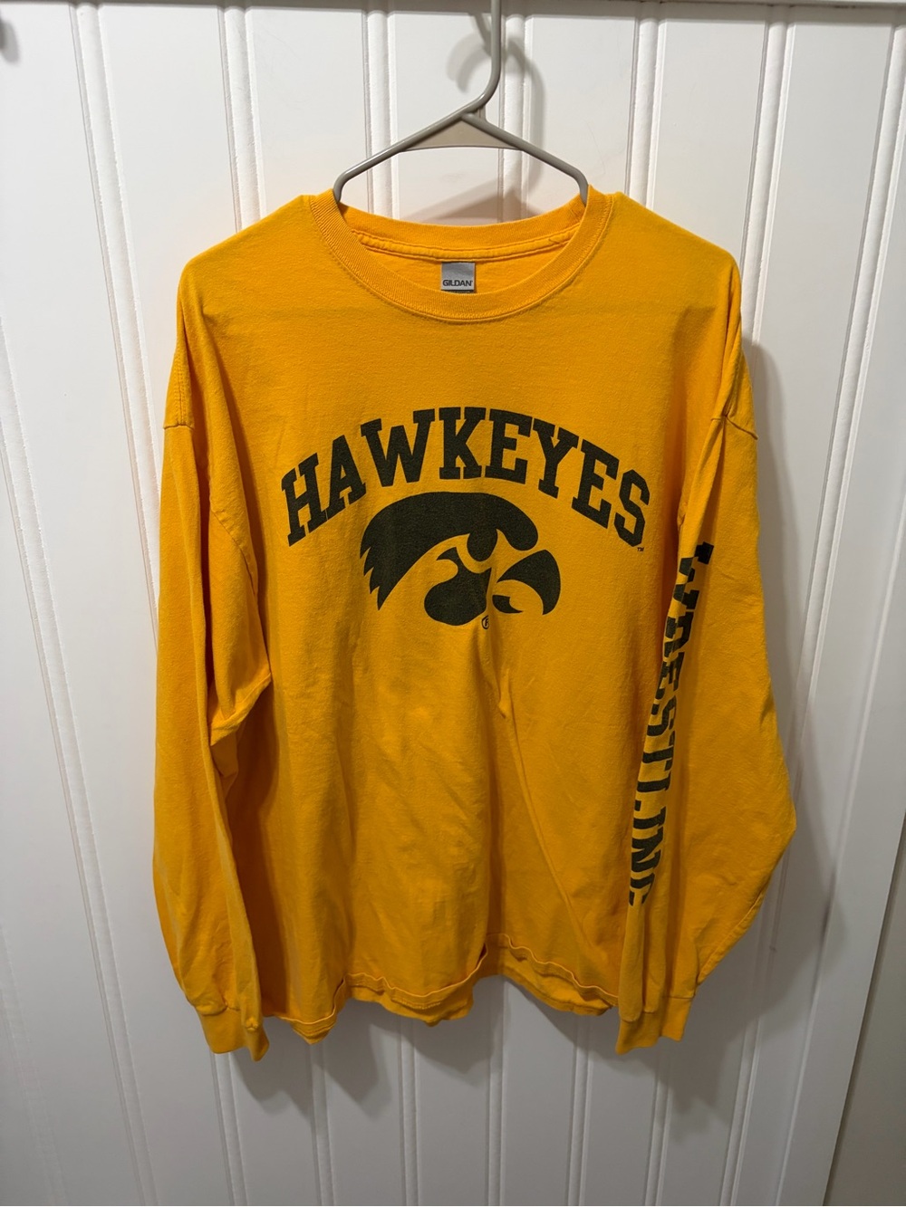 Gildan Men’s Hawkeyes Crewneck Sweater in Gold and Black